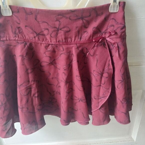 Aeropostale Burgundy Mini Skort with Bow Pattern - Picture 1 of 4